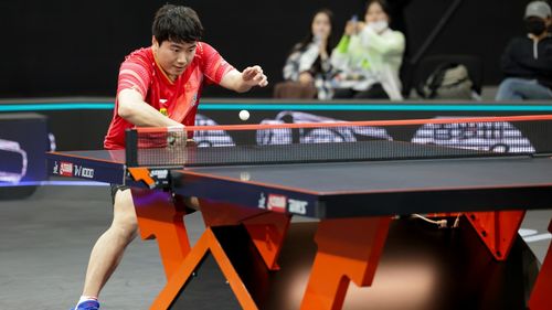 林诗栋3比0完胜邱党，勇闯男单4强，展现中国乒乓球新锐风采