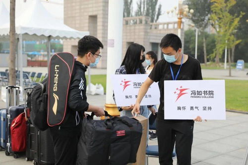 曝学生校服中扯出薄膜，官方介入调查，校服质量问题引发社会关注