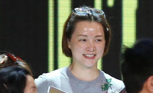 黄圣依素颜被偶遇，皮肤如水嫩滑，惊艳众人