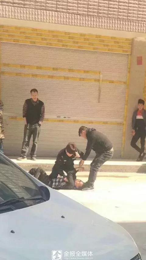 女子街头遭遇飞扑抢袜子事件，男子获刑彰显正义