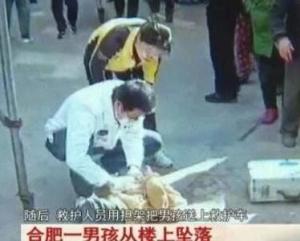 幼童意外从13楼坠落，物业揭示背后真相，系装修工人之女