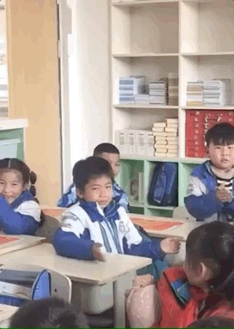 小学生喜极而泣的喜悦瞬间——同学间的温暖传递