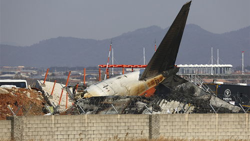 韩国失事客机残骸调查中意外起火事件纪实