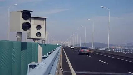 密集道路立杆摄像头引发关注，交警部门及时通报情况解释原因