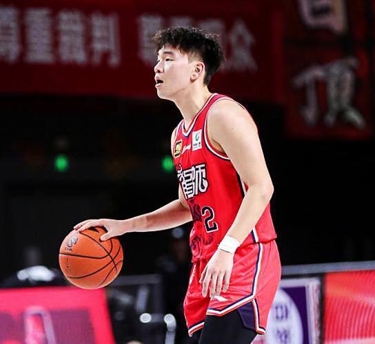 球员将女友装行李箱进宿舍引发热议，球队回应澄清真相