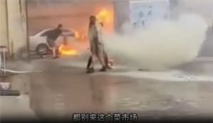 女子接亲途中鞭炮意外爆炸，现场惊心动魄！