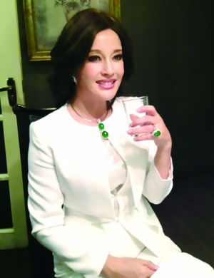 刘晓庆70岁正值跳伞的年纪，无畏挑战，绽放自我