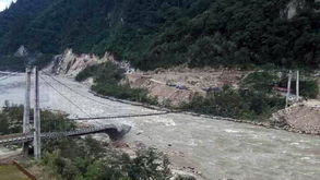 安徽一桥梁垮塌，大货车坠河，生死瞬间，救援人员全力救援