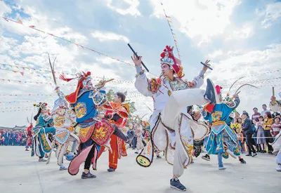 潮汕迷你英歌巡舞队炸街，平均年龄仅5岁，传承非遗文化新风尚