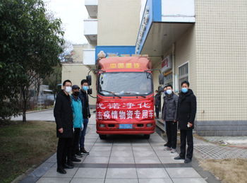 众志成城，居民合力掀翻挡道车助力消防车紧急出警