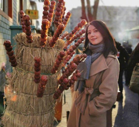 女生吃糖葫芦意外遭遇，两颗牙齿的甜蜜代价