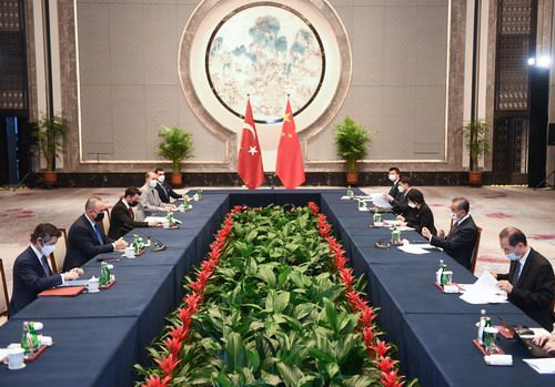 中方回应俄美举行会晤，坚定维护多边主义，推动国际关系民主化