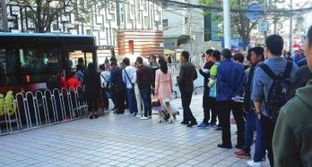 西安女子亲历银行奇观，8个窗口6个不开，排队如长龙引众怒