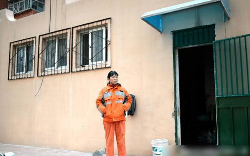 山东一公厕门口环卫工集体跪地，背后的故事与思考