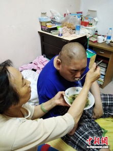 母爱如山——85岁母亲照顾两瘫痪儿子30多年的故事