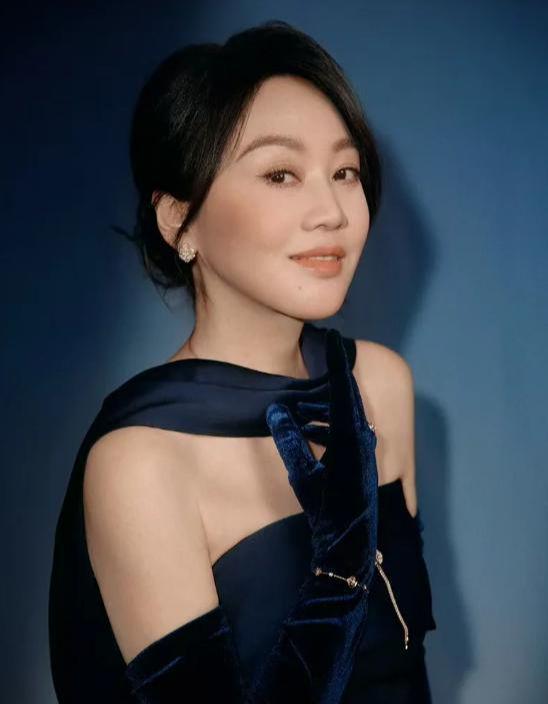 闫妮，下地干活也微醺的魅力女星