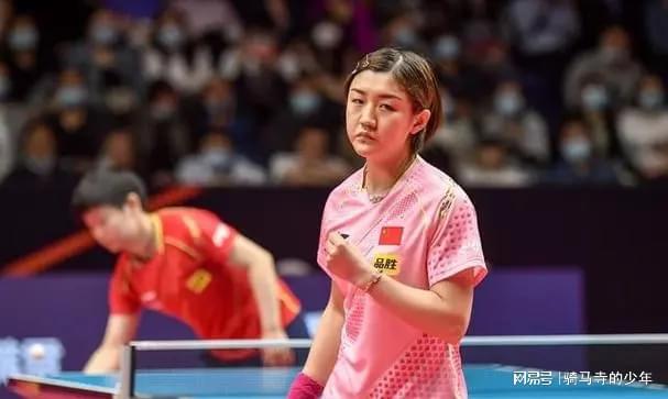邱贻可与孙颖莎、刘国梁的合影，共筑乒乓球的辉煌