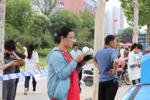 男生一瘸一拐出考场，家长飞奔搀扶——考场外的温情瞬间