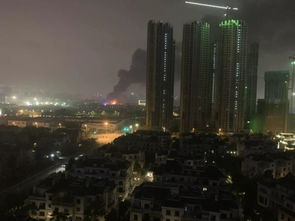 太原小区爆炸现场，烈火蔓延浓烟滚滚，居民生命财产安全受到严重威胁