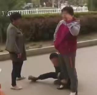 悲剧上演，男子值班夜与女友幽会，突发心脏病猝死，留下女友和亲人悲痛不已