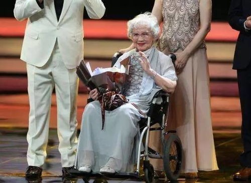 93年女子与65年丈夫的浪漫传奇，崇拜与相伴