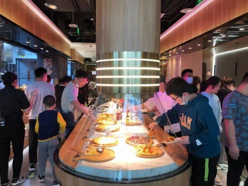 济南5元自助餐爆火，老板被催上班，低价美食引发排队热潮，商家应接不暇