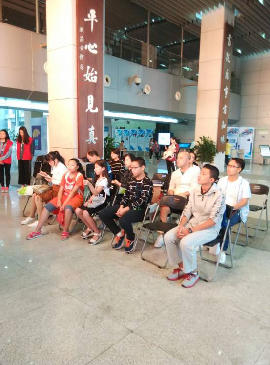 逆境中的坚韧之花，7年外卖女骑手变身摆摊达人，脑瘫女孩用双手书写人生新篇章