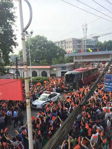 毛坦厂中学万人送考场面再现，青春热血，共筑梦想