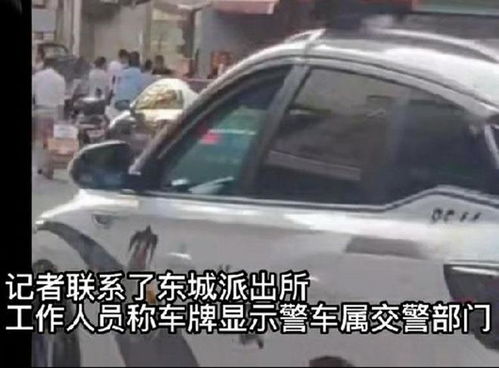 警醒与反思，女子违停被罚后，为何选择爬上警车引擎盖？