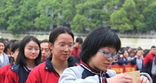 高考扁担女孩的逆袭，找到时薪12元暑假工，勇敢追求梦想