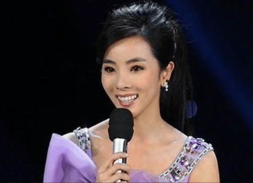 知名主持人金昀离世，年仅43岁，娱乐圈痛失一颗璀璨明星