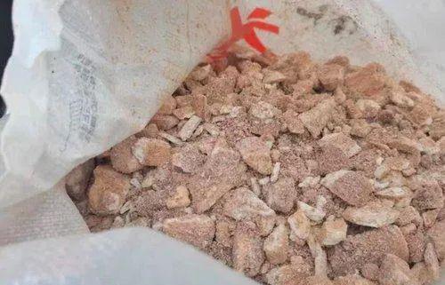 违规炼动物油作坊满地蛆虫老鼠