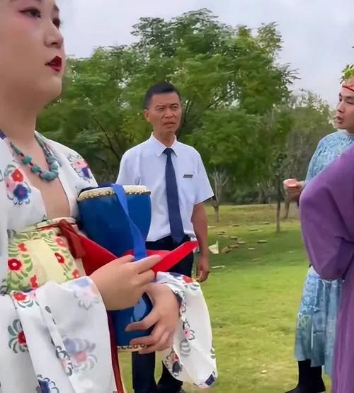 男子称西湖穿汉服拍照被赶 景区回应