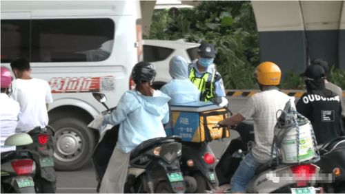 男子骑车未戴头盔遇交警查处时死亡