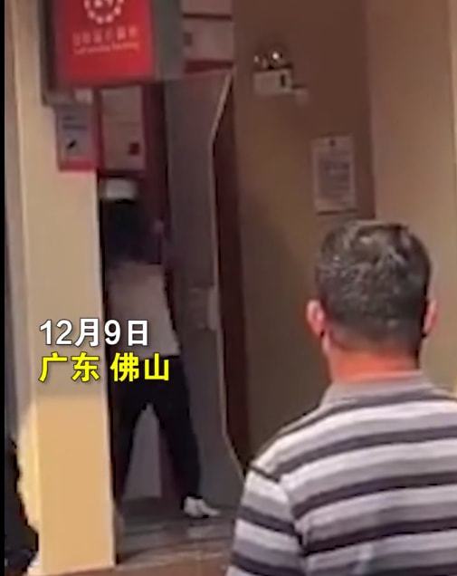 警方通报男子砸记者采访设备:刑拘