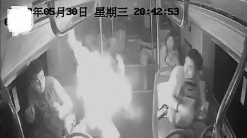 男子过安检被拦怒砸充电宝瞬间起火