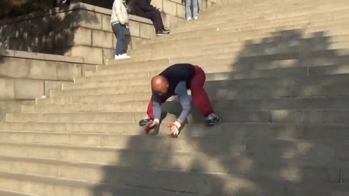 72岁老人坐石头10秒屁股竟烫糊了