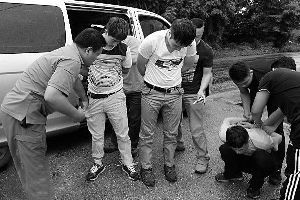 偷渡出境男子:被打七八百棍血流三碗