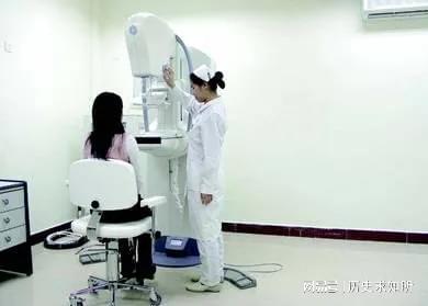 女子赤裸上身检查 护士带病人强闯