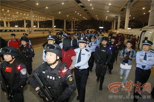 警察将传销主犯带出 为其与情人开房