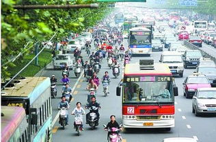 城市公交自救：白天拉客 晚上拉货