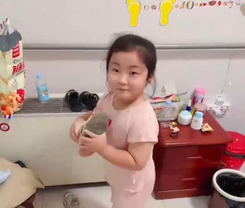 爸爸假装要打女儿 女儿反应亮了