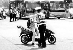 2高中生骑电动车撞墙身亡 家属发声