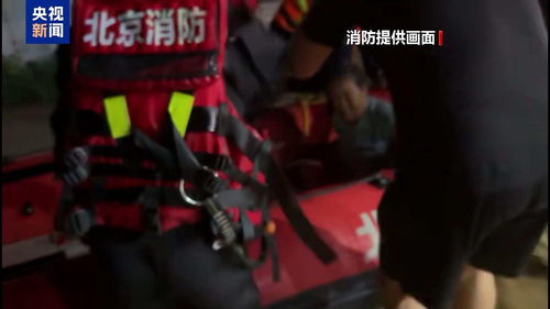 北京密云突发洪水 游客凌晨跳窗逃生