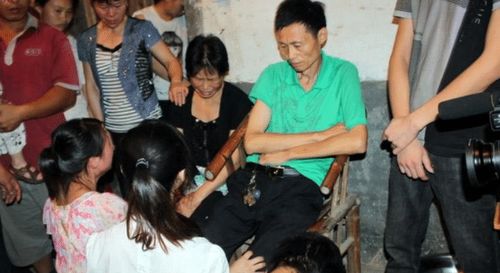 救下一家三口后牺牲的小伙下葬