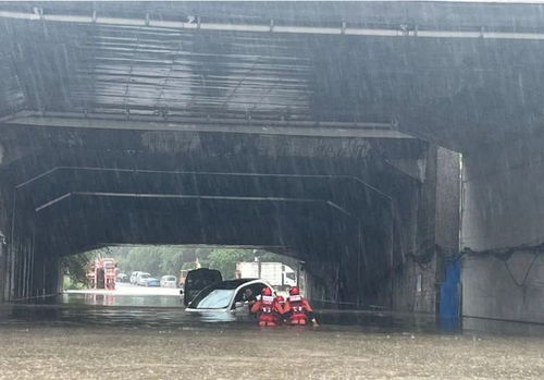 北京暴雨引发山洪 亲历者跳窗逃生
