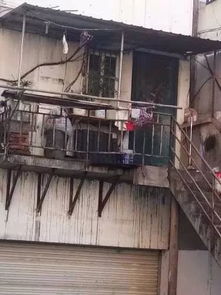 业主曝300多万新房楼梯一踢就碎