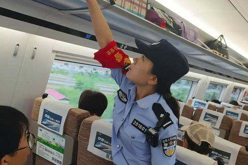 女乘客穿吊带乘高铁收到提示卡片