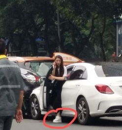 警方通报奔驰女司机悬崖逼停摩托