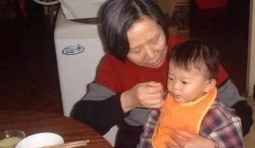 宝妈带娃遛弯遭多人打配合偷走手机